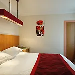 Westside Arc de Triomphe Hotel